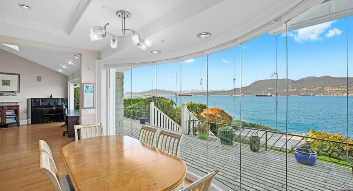 Finca privada. La vivienda se alza sobre una finca de 1.200 m2 rodeados de frondosa naturaleza dispuesta con dos funciones: la primera, refrescar el espacio exterior y crear un ambiente acogedor y cálido cuya piedra angular es que la vida familiar se desrrolle en la atmósfera idónea. Su segunda misión es cobijar y cuidar la privacidad de sus habitantes; una precaución complementada con avanzada tecnología de seguridad y personal humano