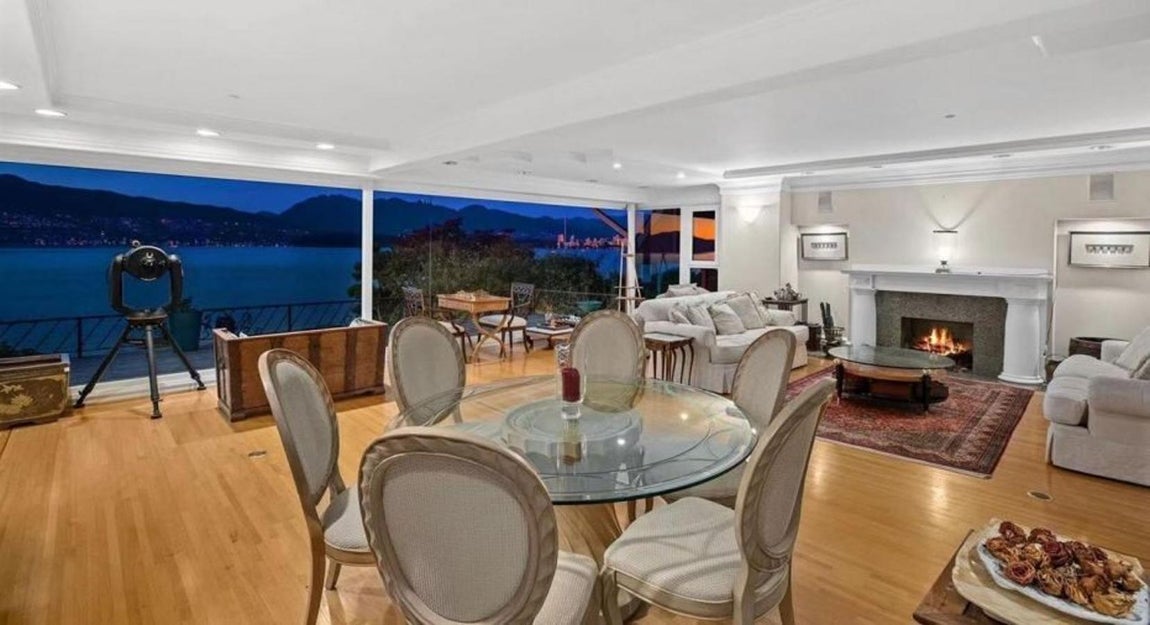 Seguridad y privacidad. Una de las fuentes del diario británico informó de que la mansión que Meghan Markle y el príncipe Harry se plantean convertir en su nuevo hogar se emplaza en un vecindario "tranquilo en el se respeta y valora la privacidad". Una ventaja que la pareja real prioriza dadas las últimas declaraciones de Harry, en las que creaba un paralelismo de su vida actual con la persecución mediática de su madre y lo traumático de su pérdida. Un riesgo que no quiere que corra su familia