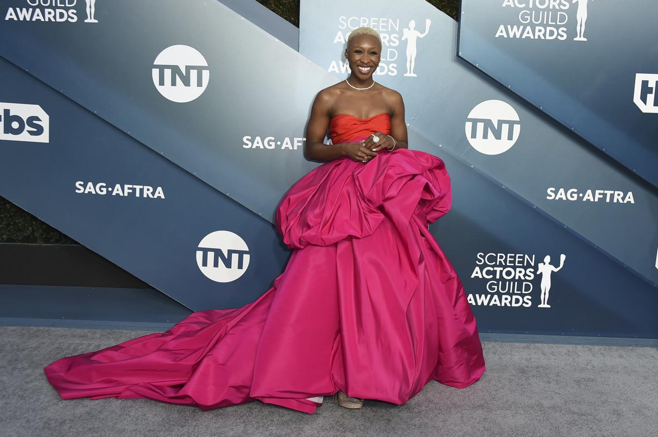 Cynthia Erivo escogió una combinación de colores que será tendencia este verano: el rojo y el rosa. 