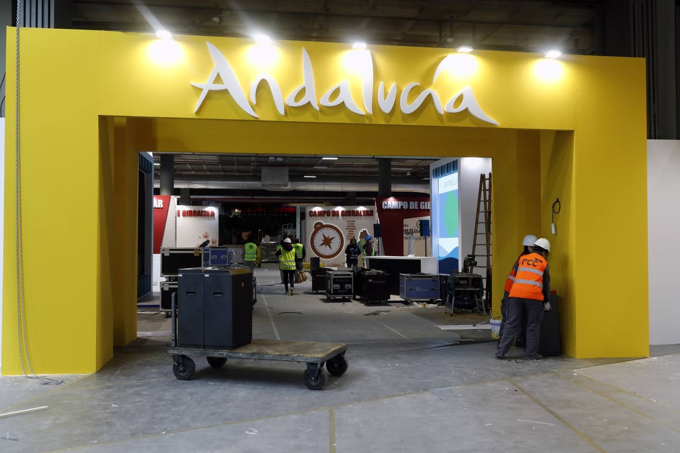 Últimando detalles en los expositores de Andalucía y Sevilla en Fitur