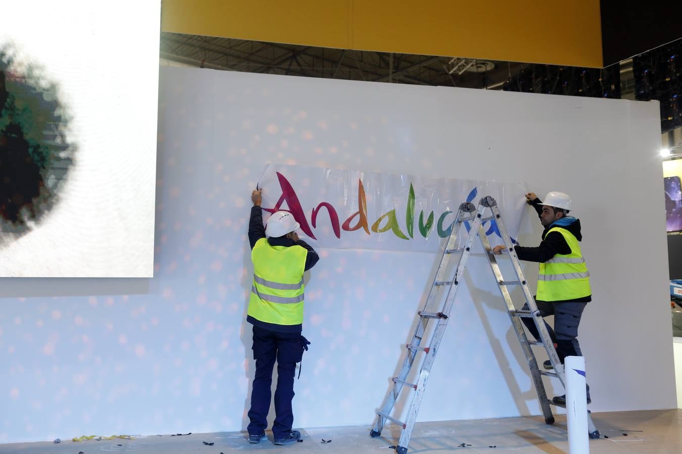 Últimando detalles en los expositores de Andalucía y Sevilla en Fitur