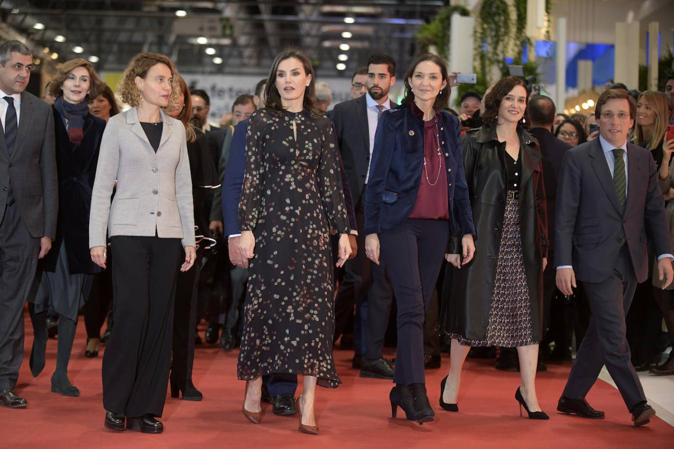 Doña Letizia, junto a la presidenta del Congreso Meritxell Batet, la ministra de Comercio, Turismo e Industria Reyes Maroto, la presidenta de la Comunidad de Madrid Isabel Díaz Ayuso y el alcalde de Madrid, José Luis Martínez Almeida. 