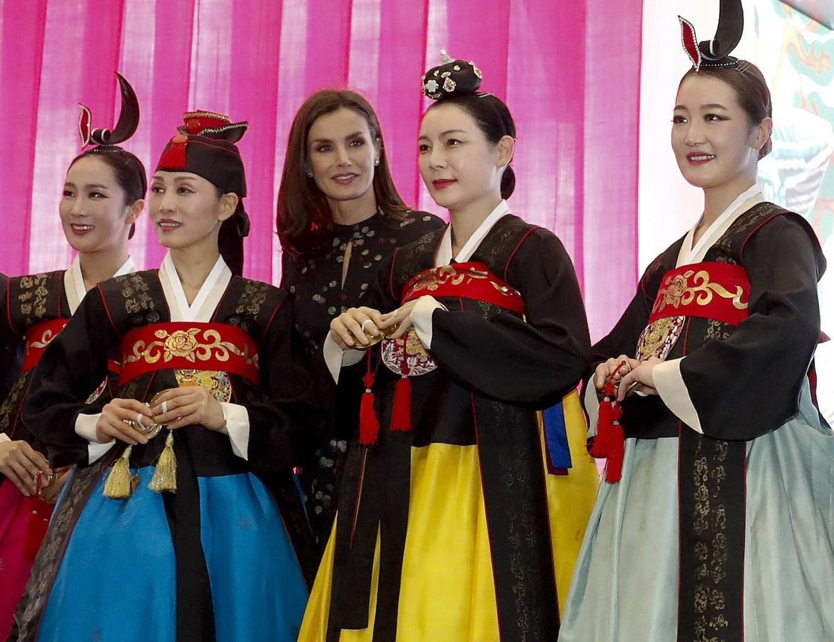 La Reina visita el stand de Corea del Sur en la Feria Internacional de Turismo Fitur2020, durante su inauguración en Ifema. 