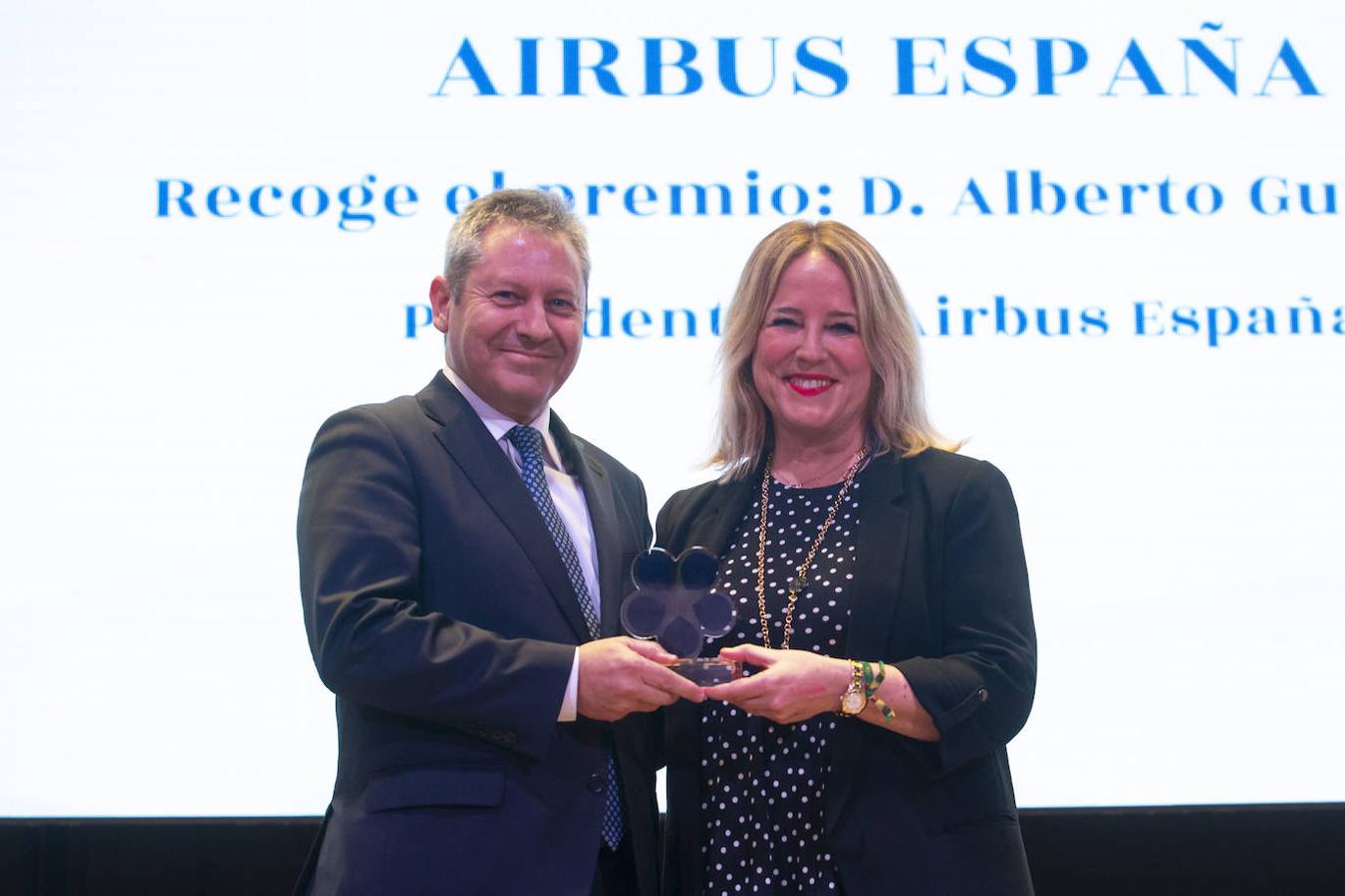 Catalina de Miguel, delegada de la Junta de Andalucía en Bruselas, entregó el premio a Airbus España. Lo recogió su presidente, Alberto Gutiérrez. 