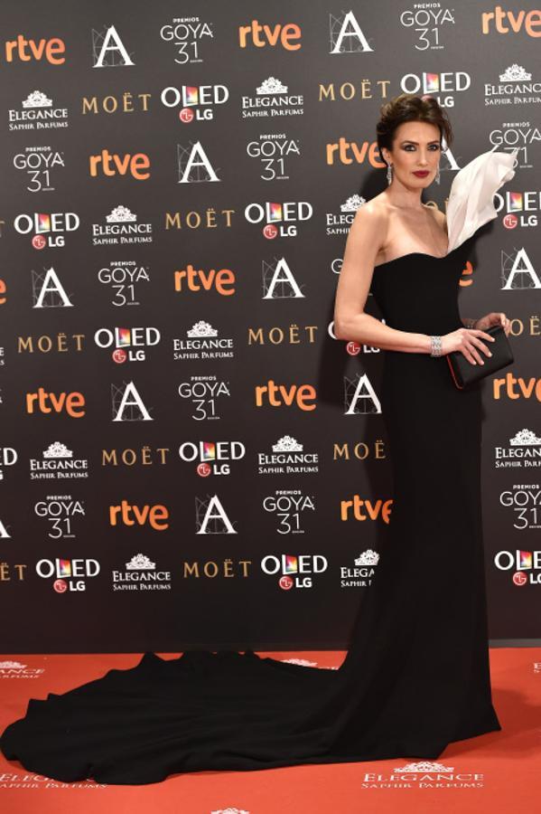 La siempre perfecta Nieves Álvarez suele sorprender con «looks» de infarto. En 2017 rompió todos los moldes con un vestido de Stephane Rolland en color negro y blanco, corte sirena y larga cola con el que no podía estar más favorecida.. 