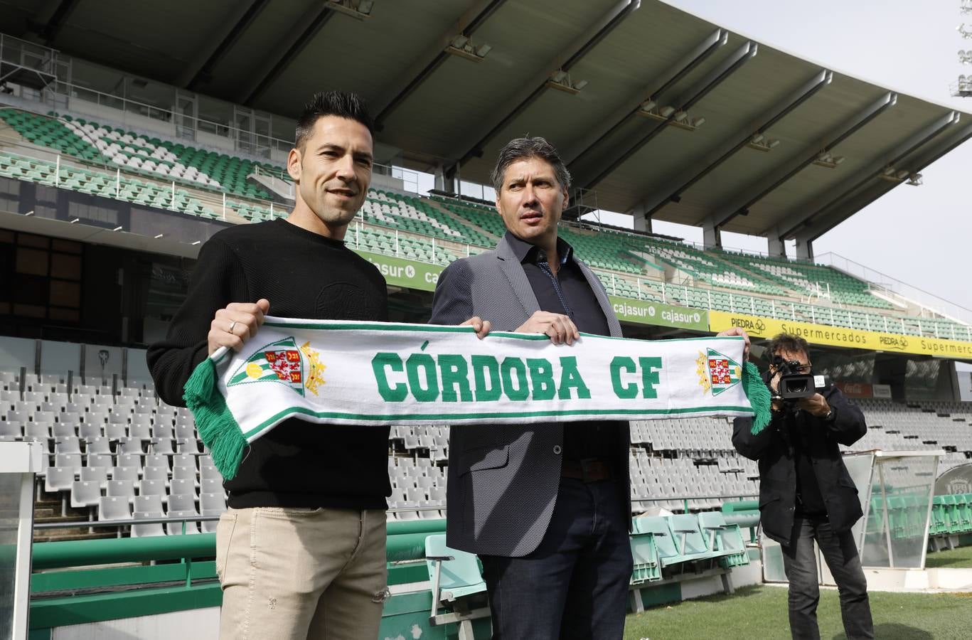 La presentación de Carlos Valverde en el Córdoba CF, en imágenes