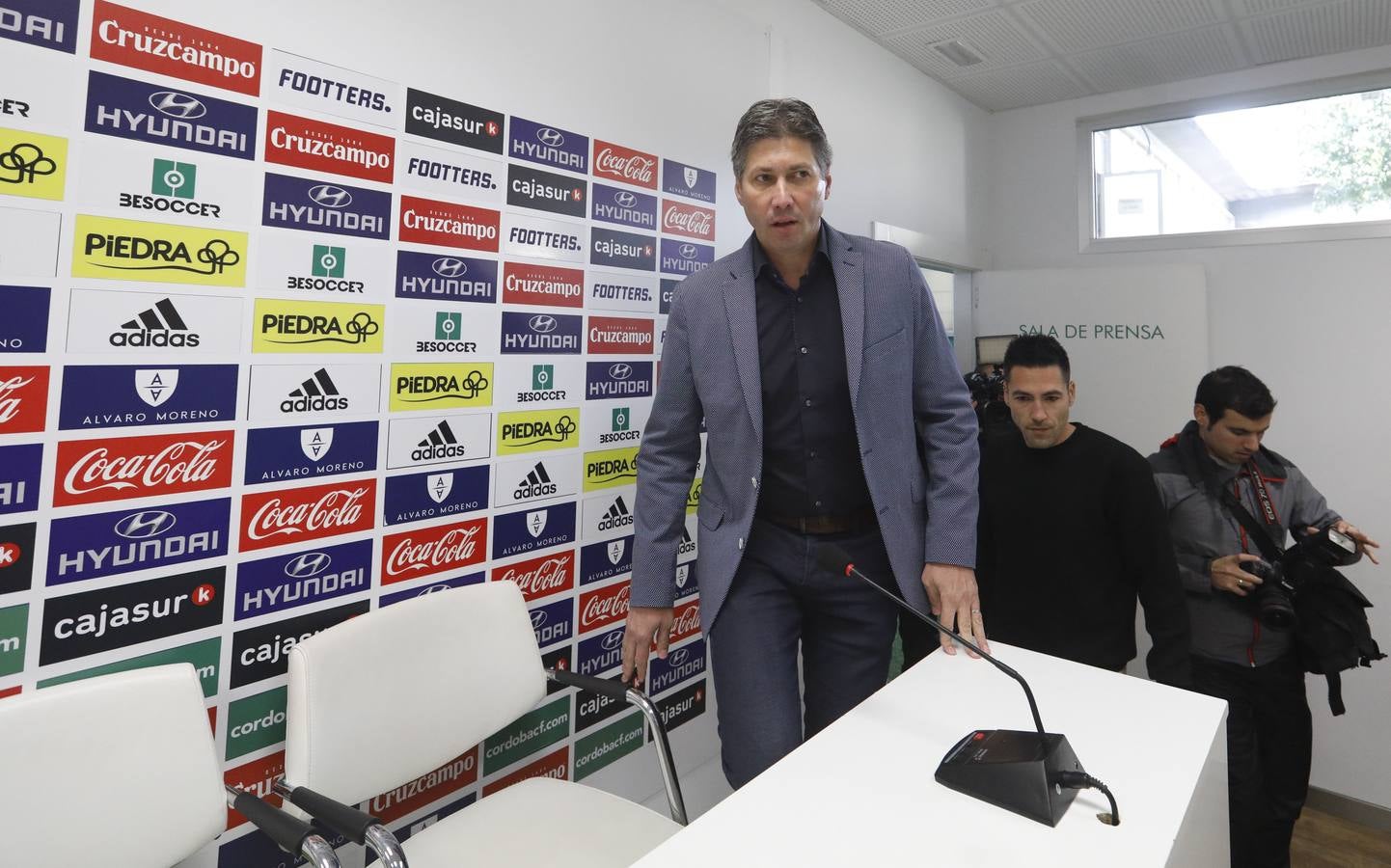 La presentación de Carlos Valverde en el Córdoba CF, en imágenes