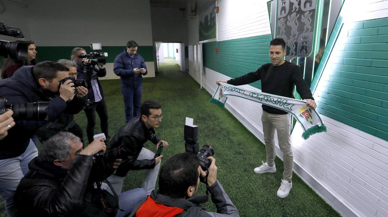 La presentación de Carlos Valverde en el Córdoba CF, en imágenes