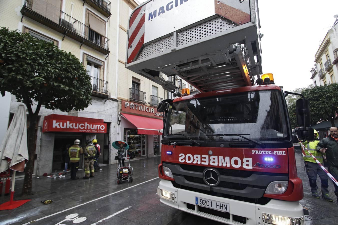 Incendio en la churrería Kukuchurro de la calle San Jacinto de Sevilla, en imágenes