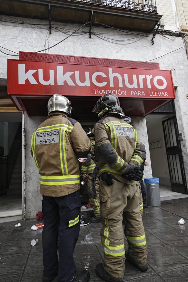 Incendio en la churrería Kukuchurro de la calle San Jacinto de Sevilla, en imágenes