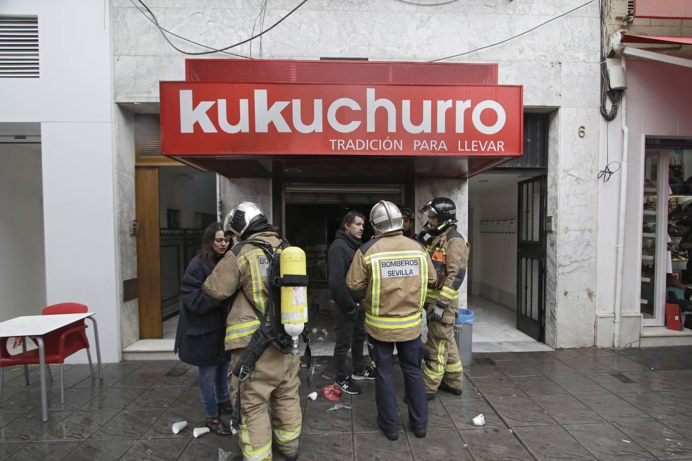 Incendio en la churrería Kukuchurro de la calle San Jacinto de Sevilla, en imágenes