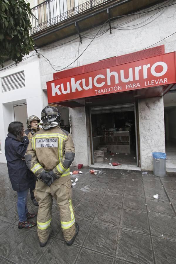 Incendio en la churrería Kukuchurro de la calle San Jacinto de Sevilla, en imágenes