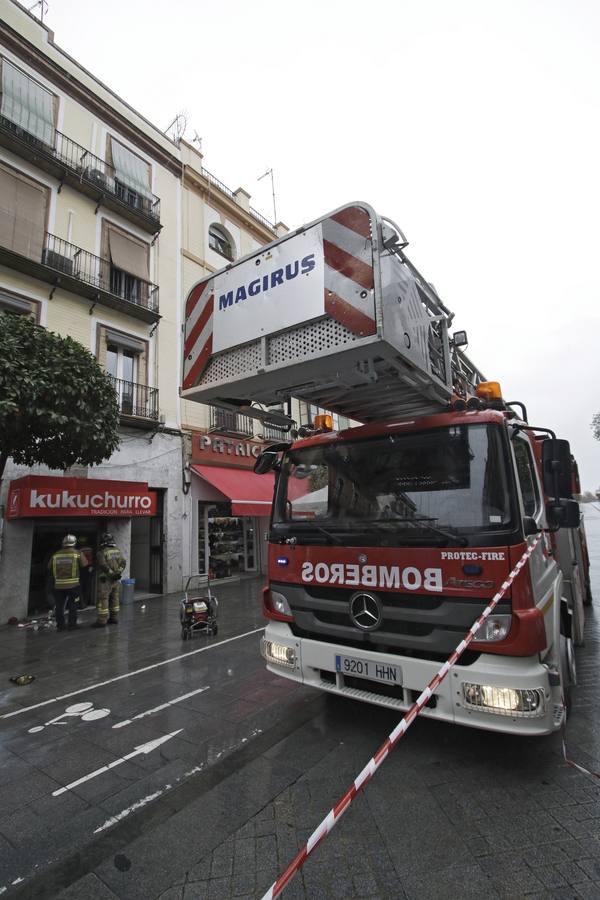 Incendio en la churrería Kukuchurro de la calle San Jacinto de Sevilla, en imágenes