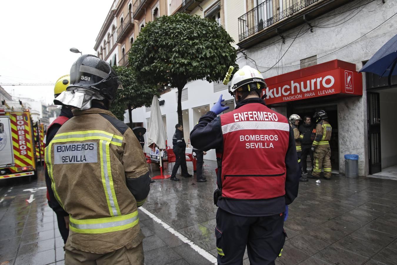 Incendio en la churrería Kukuchurro de la calle San Jacinto de Sevilla, en imágenes