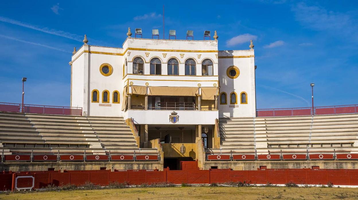 En imágenes, el expolio y el vandalismo arruinan la plaza de toros de Espartinas