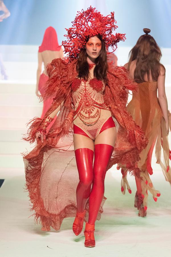 Desde las butacas del teatro, la lista de figuras de la industria que acudieron para rendir homenaje al creador parecía no acabar: desde Anne Wintour, Carla Bruni, Inès de la Fressange, Laetitia Casta, Eva Herzigová a Andrés Velencoso o los diseñadores Isabel Marant, Clare Waight Keller y Nicolas Ghesquière. 