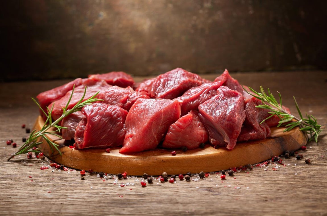 Carne. Se puede congelar tanto cruda como cocinada. Lo ideal es que, en el caso de que sean grandes cantidades, se reparta de forma que no haga falta descongelar todo cuando solo se necesita un poco.