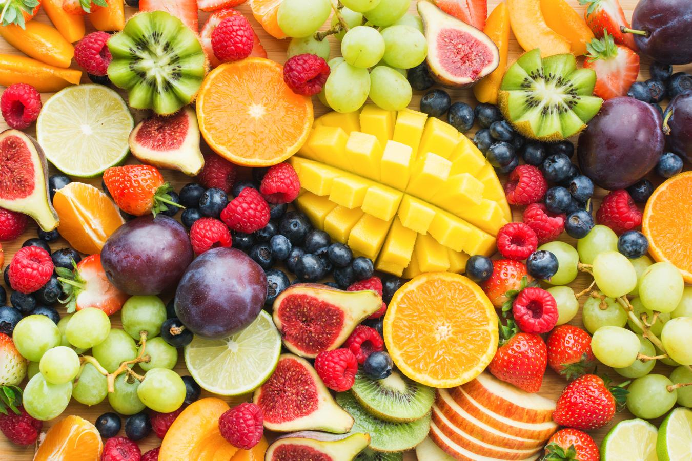 Fruta y verdura. No tendrá los nutrientes que tiene en su estado natural, pero la fruta y la verdura sí puede congelarse, salvo los frutos rojos y los cítricos. Las frutas, a diferencia de las verduras, pueden permanecer más meses en el congelador, concretamente alrededor de un año.