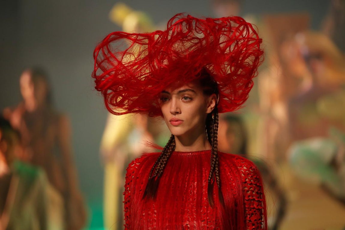 Desde las butacas del teatro, la lista de figuras de la industria que acudieron para rendir homenaje al creador parecía no acabar: desde Anne Wintour, Carla Bruni, Inès de la Fressange, Laetitia Casta, Eva Herzigová a Andrés Velencoso o los diseñadores Isabel Marant, Clare Waight Keller y Nicolas Ghesquière. 