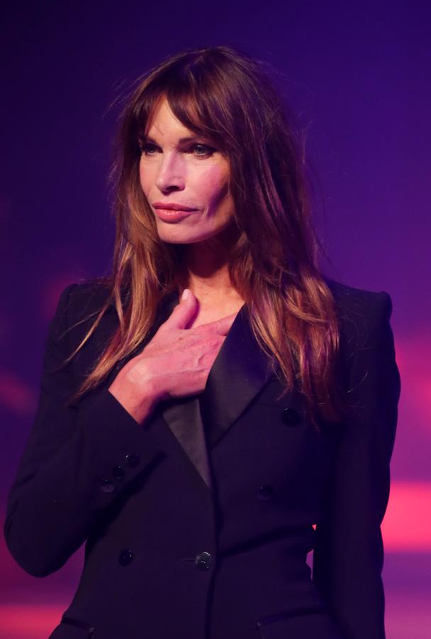 Desde las butacas del teatro, la lista de figuras de la industria que acudieron para rendir homenaje al creador parecía no acabar: desde Anne Wintour, Carla Bruni, Inès de la Fressange, Laetitia Casta, Eva Herzigová a Andrés Velencoso o los diseñadores Isabel Marant, Clare Waight Keller y Nicolas Ghesquière. 