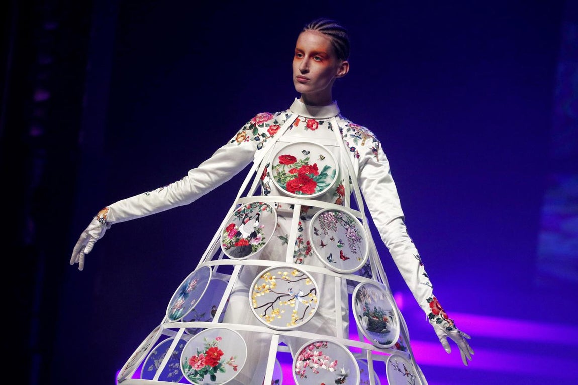 Desde las butacas del teatro, la lista de figuras de la industria que acudieron para rendir homenaje al creador parecía no acabar: desde Anne Wintour, Carla Bruni, Inès de la Fressange, Laetitia Casta, Eva Herzigová a Andrés Velencoso o los diseñadores Isabel Marant, Clare Waight Keller y Nicolas Ghesquière. 