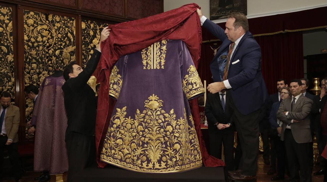 En imágenes, la hermandad del Gran Poder presenta la túnica de su cuarto centenario