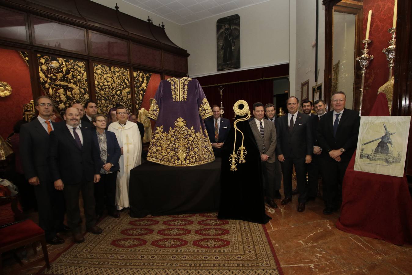 En imágenes, la hermandad del Gran Poder presenta la túnica de su cuarto centenario