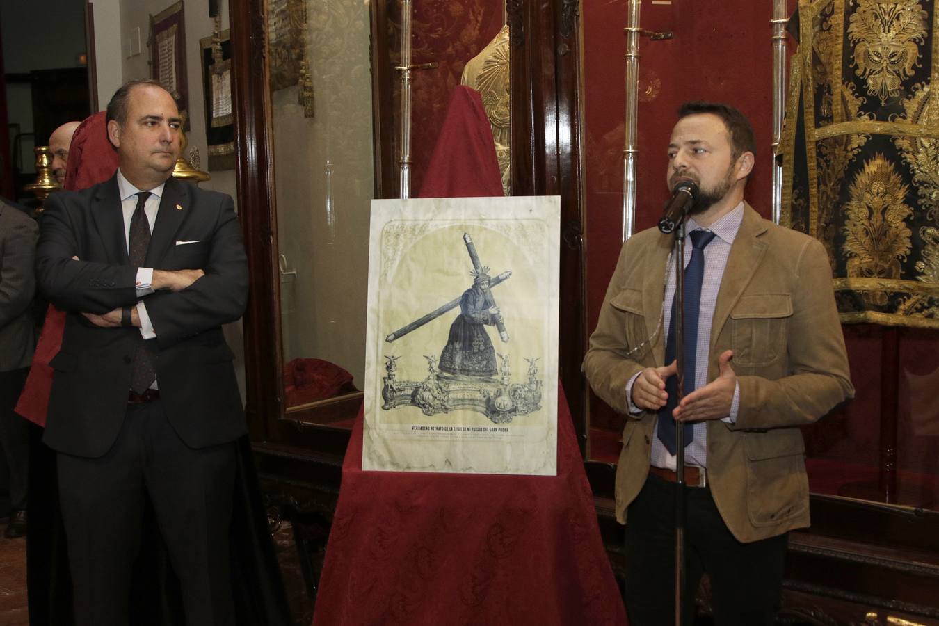 En imágenes, la hermandad del Gran Poder presenta la túnica de su cuarto centenario