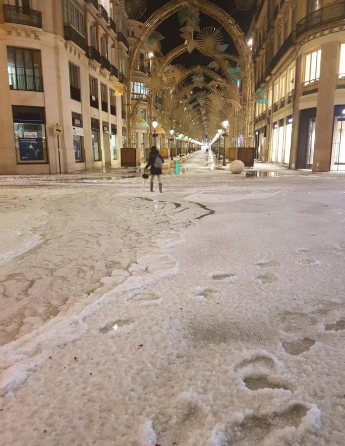 En imágenes, una intensa granizada cae sobre las calles de Málaga