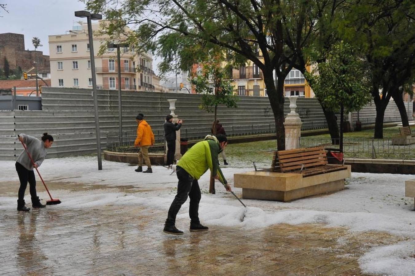 En imágenes, una intensa granizada cae sobre las calles de Málaga