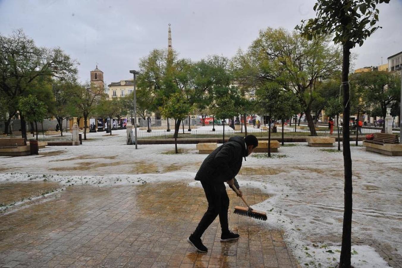 En imágenes, una intensa granizada cae sobre las calles de Málaga