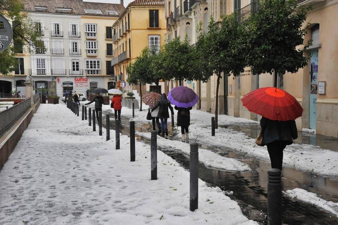 En imágenes, una intensa granizada cae sobre las calles de Málaga