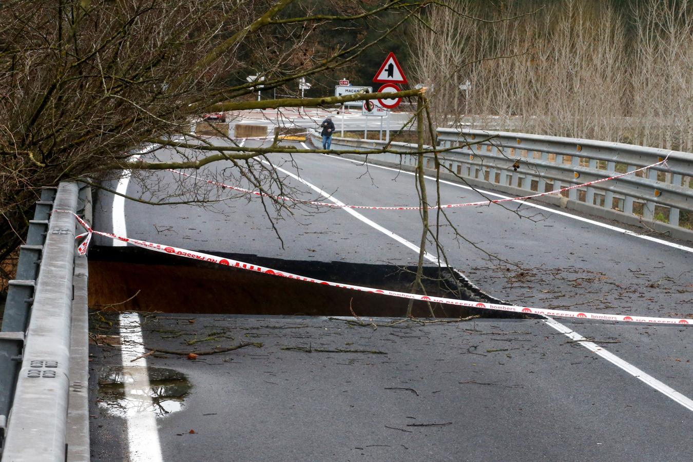 La C-35 ha tenido que ser cortada a la altura del Puente de Hierro en Hostalric (Barcelona), debido al enorme socavón causados por el temporal