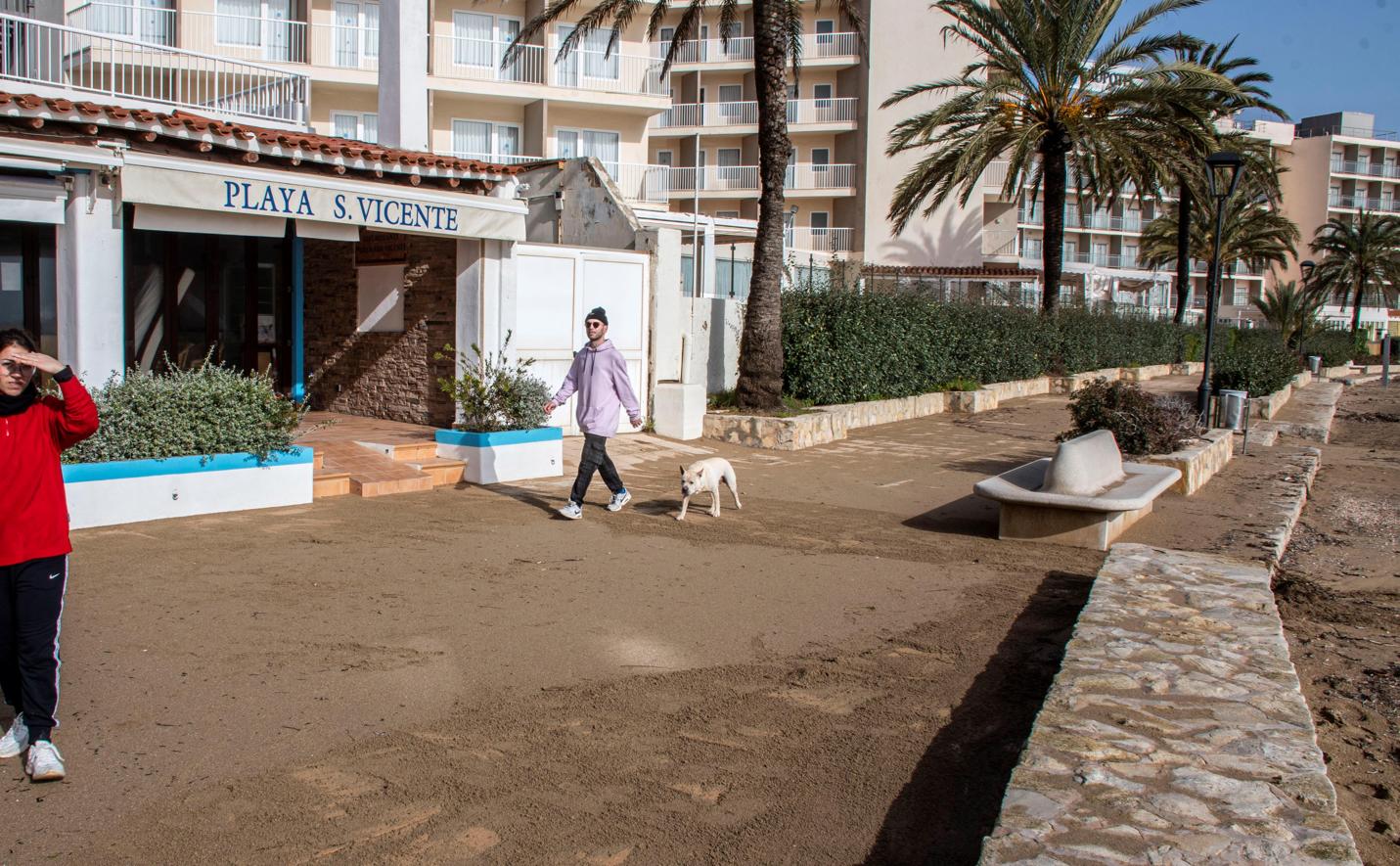 Así ha quedado el paseo marítimo de la playa ibicenca de San Vicente, cubierta de arena y de maleza