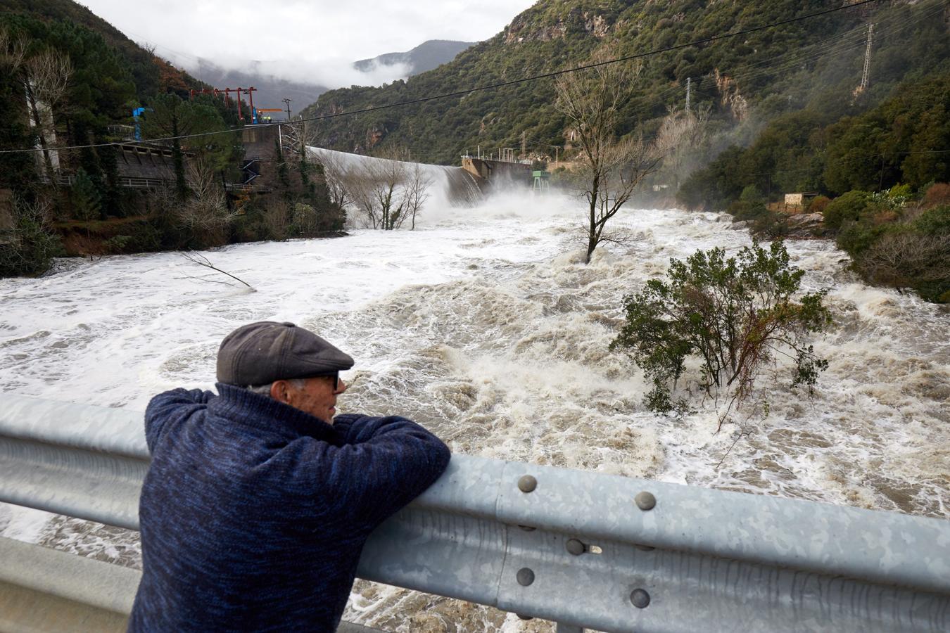 La presa del Pasteral de Gerona, llena a rebosar, a su paso por La Cellera de Ter