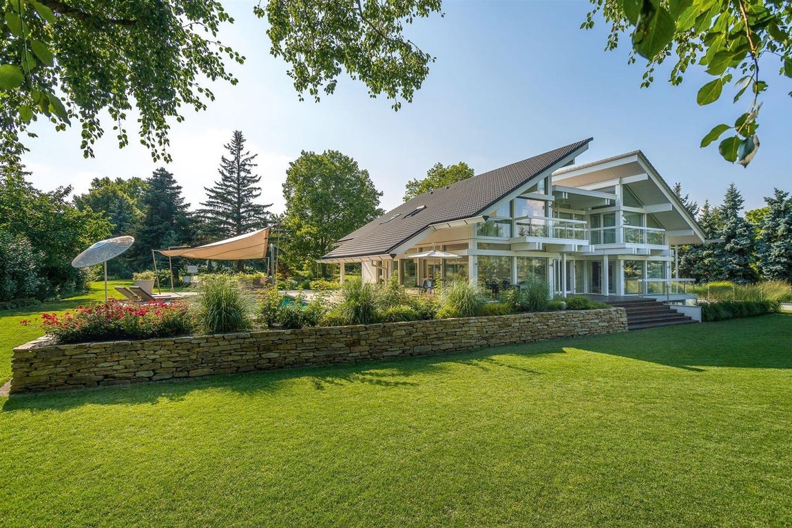 Jardín y entorno. Antonio Banderas tiene varias casas en propiedad. Una de ellas está en un complejo histórico en Central Park West, lo compró en 2005 e intenta venderlo desde 2018 para mudarse al otro lado de Central Park, más cerca de su hija. Su última adquisición es un apartamento de lujo en el centro de Málaga, su ciudad natal, sede de muchos de sus proyectos