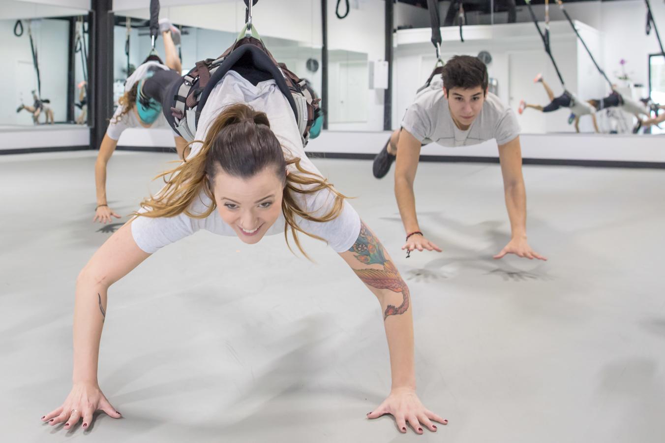 Bungee Dance &amp; Fitness. Se trata de un deporte cardiovascular en el que combinas ejercicios fitness con coreografías, con la ventaja de estar «suspendido» y tener menor gravedad», cuenta la experta. Directamente llegado desde Tailandia, el bungee es un deporte súper nuevo (y divertido y emocionante) con el que se trabajan todos los músculos del cuerpo.