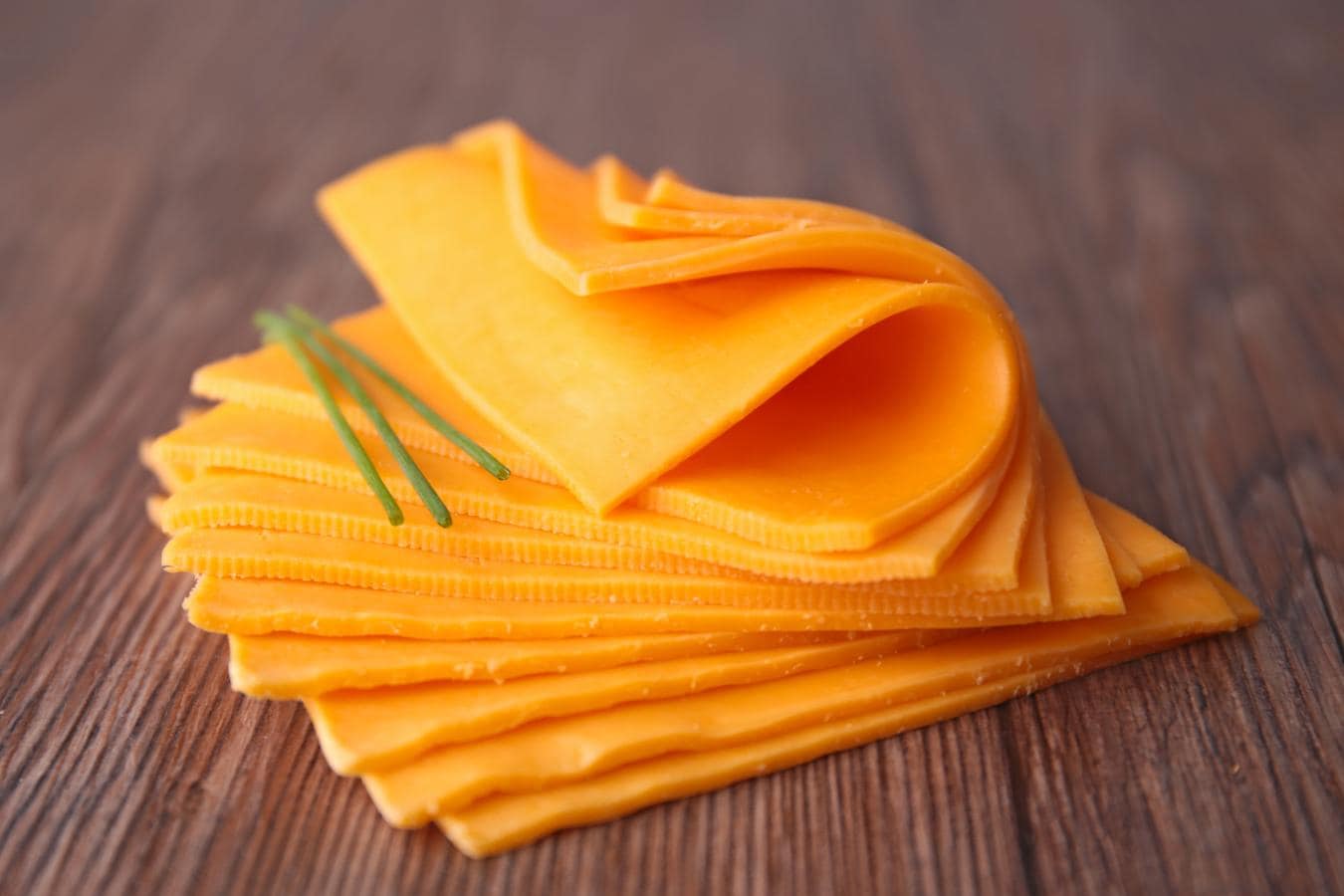 Queso cheddar. El queso cheddar aporta 26 gramos de proteína animal por cada 100 gramos del producto, según datos de la BEDCA.