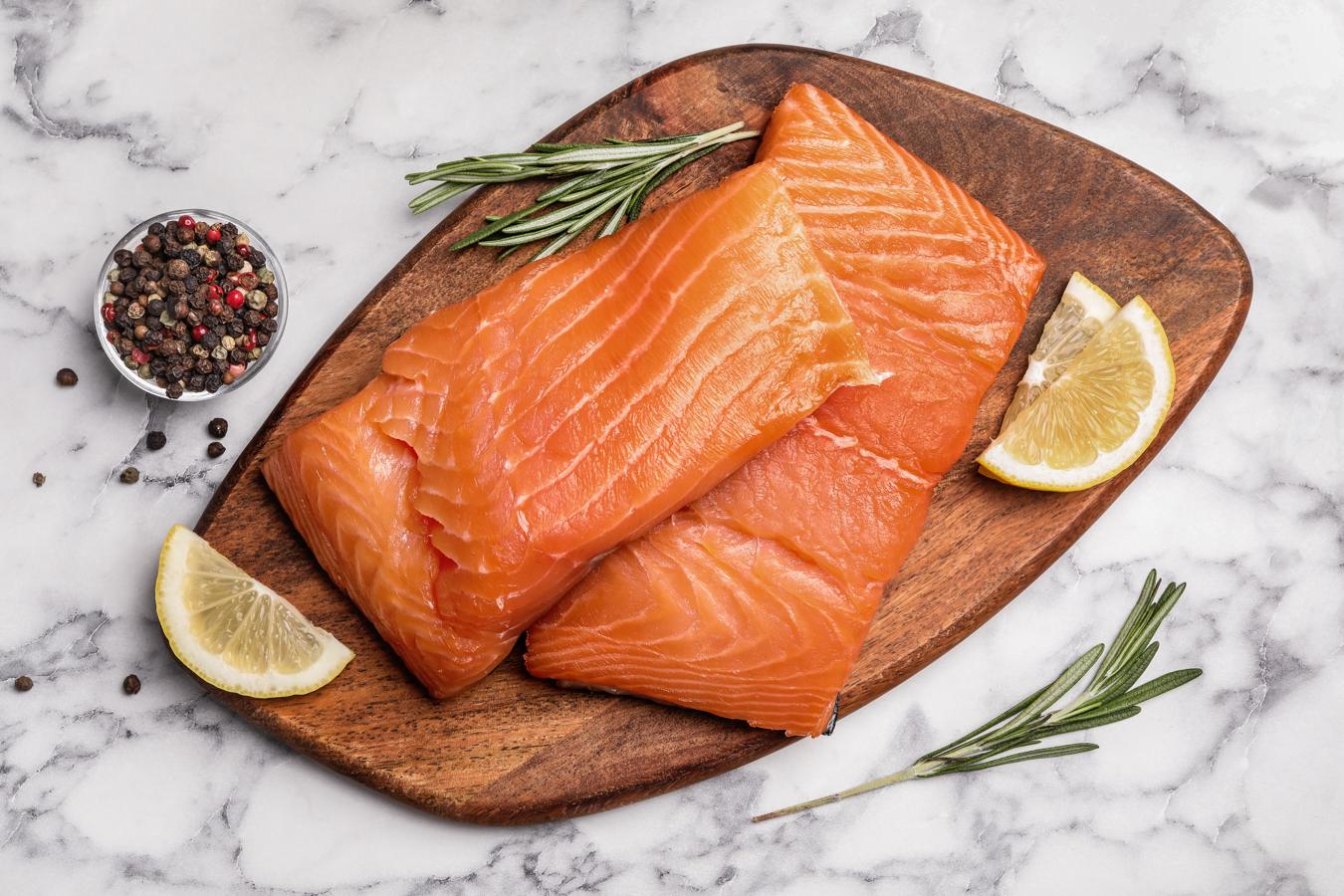 Salmón ahumado. El salmón ahumado aporta 25,4 gramos de proteína animal por cada 100 gramos de este pescado azul.