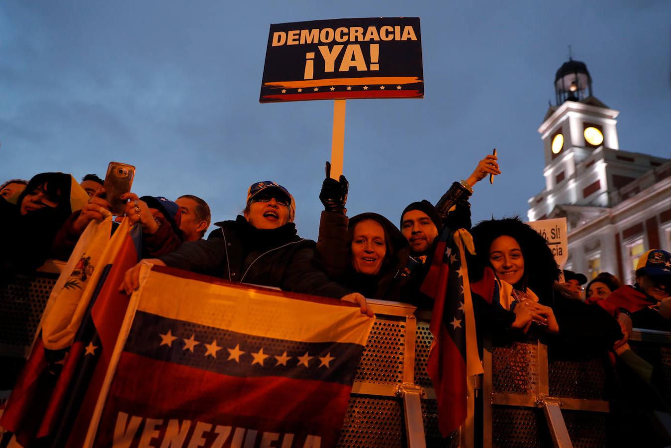 La visita de Juan Guaidó a Madrid, en imágenes. Simpatizantes de Guaidó en la Puerta del Sol