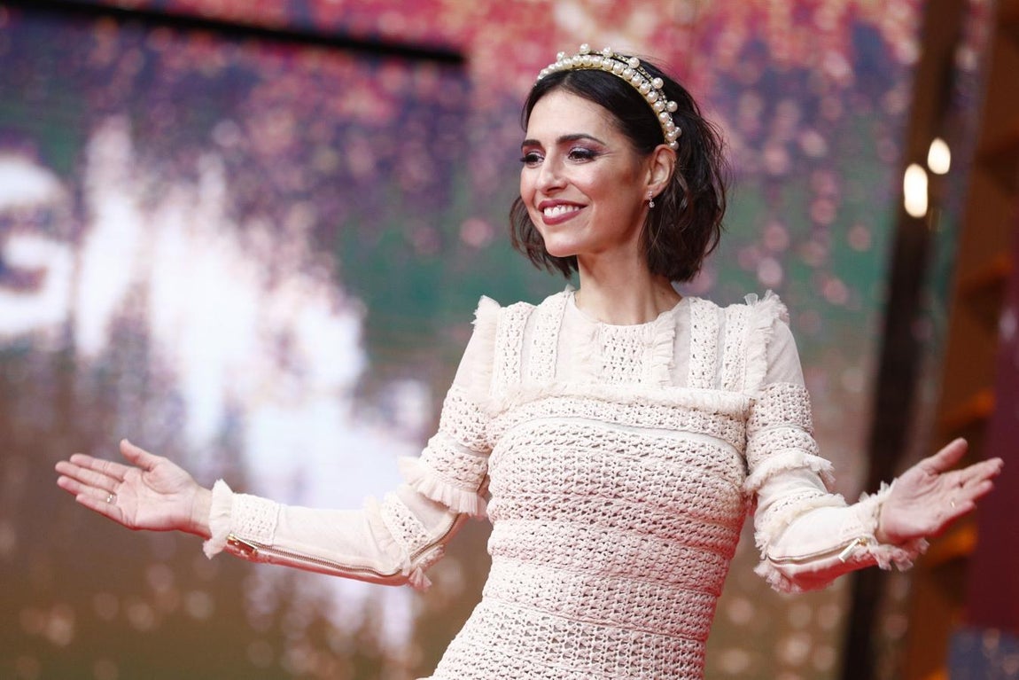 La actriz Cristina Brondo, de Teresa Helbig, con un vestido largo de tul de algodón macramé. 