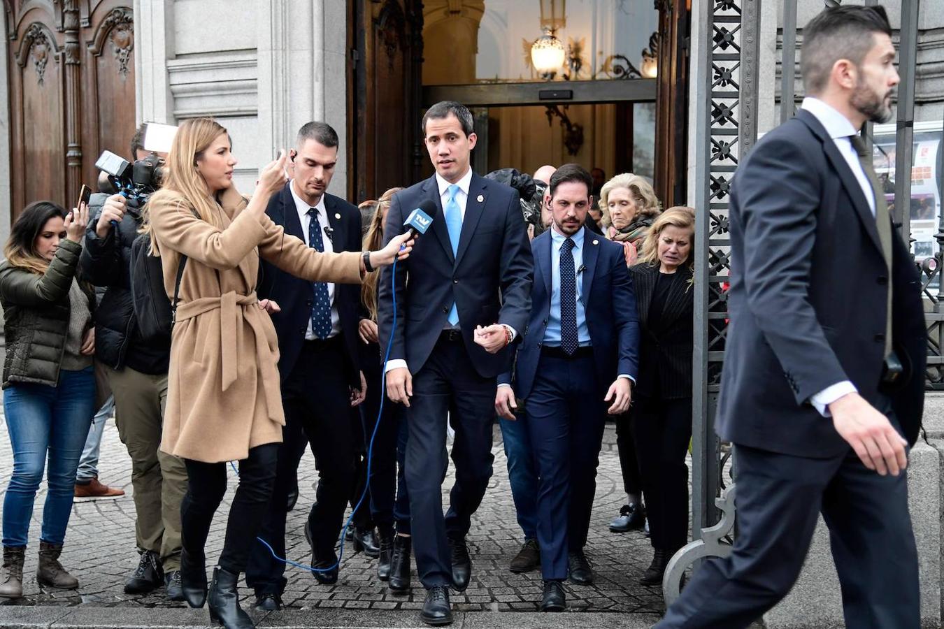 La visita de Juan Guaidó a Madrid, en imágenes. El político venezolano recibirá de manos del alcalde de Madrid, José Luis Martínez-Almeida y la vicealcaldesa, Begoña Villacís, las Llaves de Oro de la ciudad y luego participará en la concentración de Puerta del Sol.