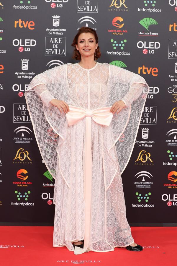 Nawja Nimri ha sido una de las actrices que ha aportado un toque diferente a la noche con este vestido tipo poncho con un gran lazo central de Loewe. 