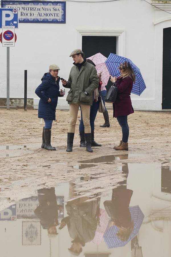 En imágenes, la lluvia desluce la peregrinación de Triana a El Rocío