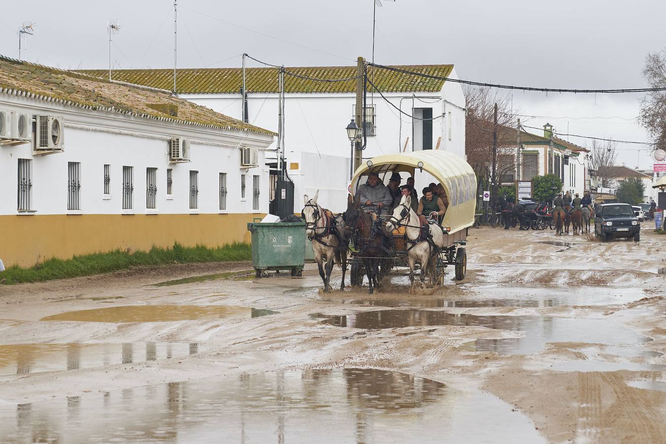 En imágenes, la lluvia desluce la peregrinación de Triana a El Rocío