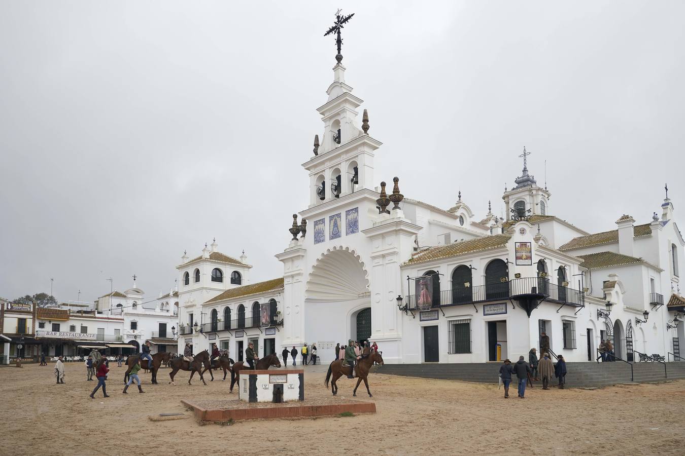 En imágenes, la lluvia desluce la peregrinación de Triana a El Rocío