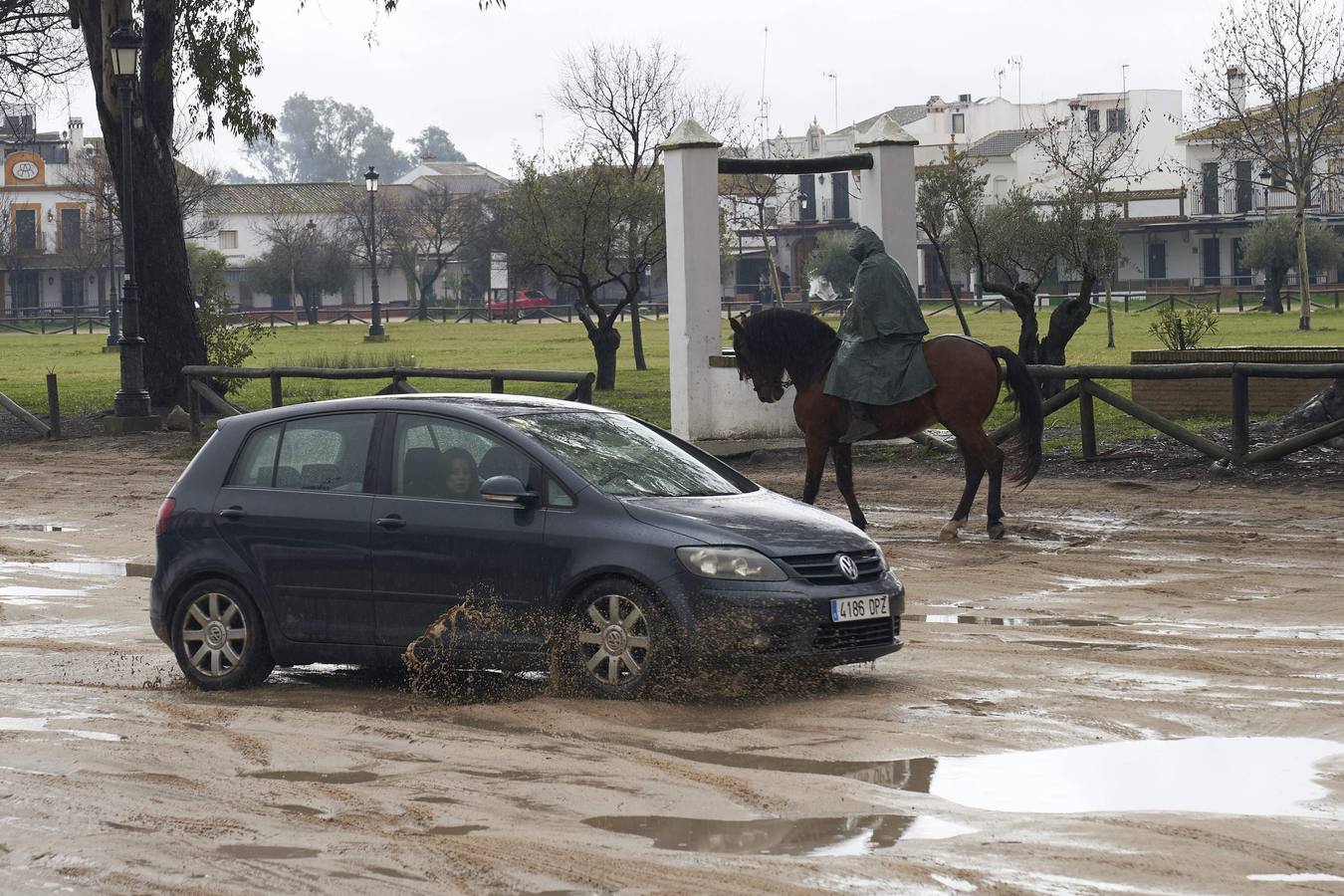 En imágenes, la lluvia desluce la peregrinación de Triana a El Rocío