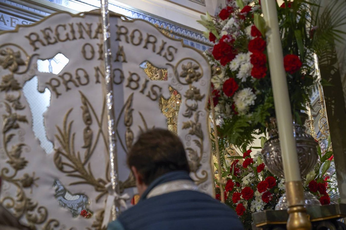 En imágenes, peregrinación extraordinaria de Triana y Pilas a la Blanca Paloma