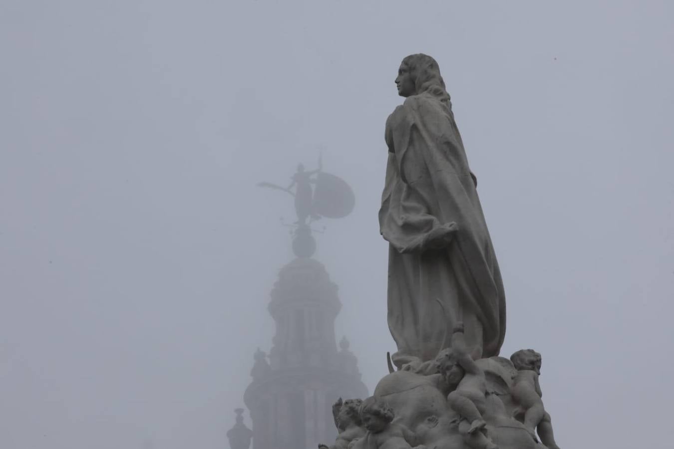 Sevilla ha despertado este lunes cubierta de una densa niebla