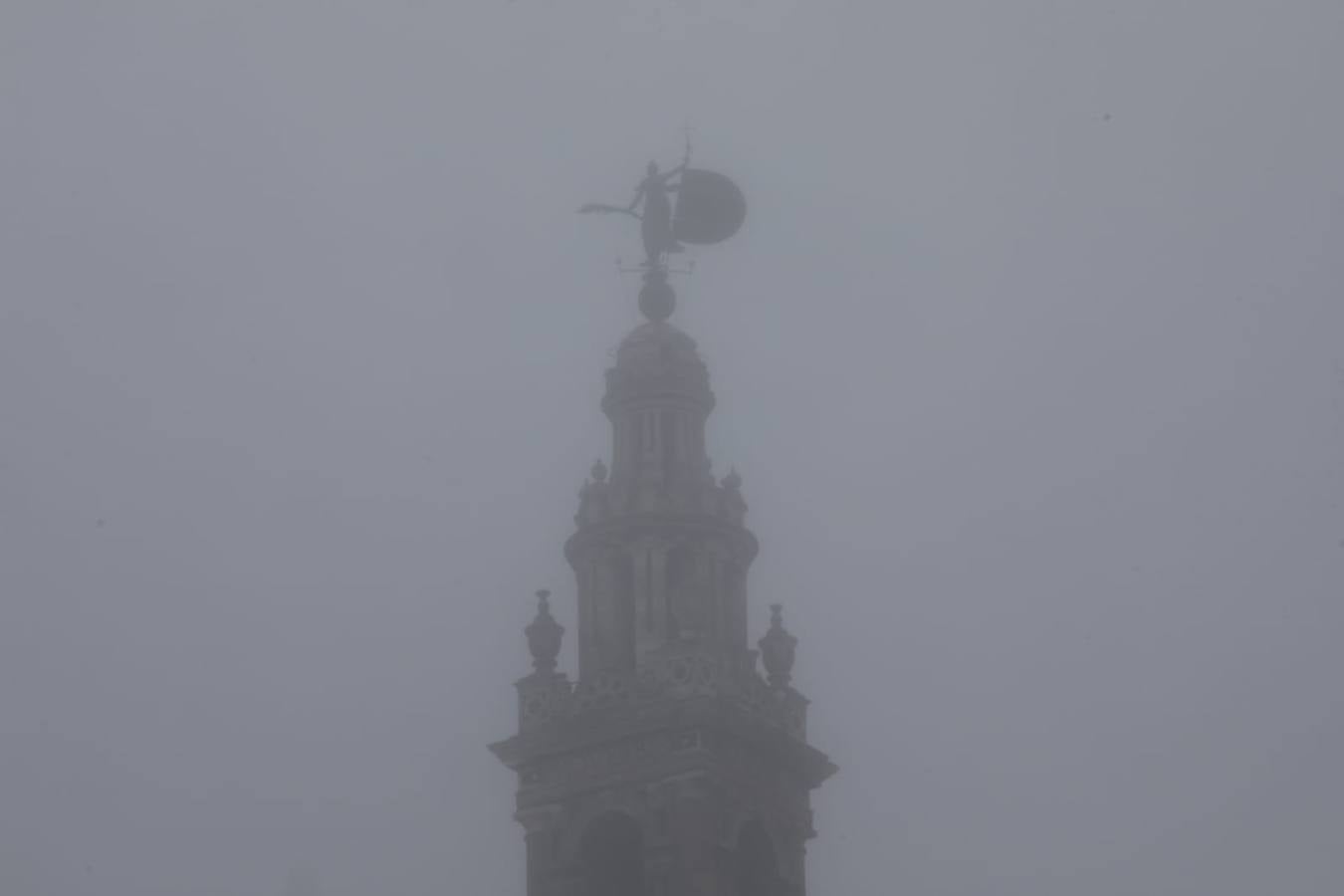 Sevilla ha despertado este lunes cubierta de una densa niebla